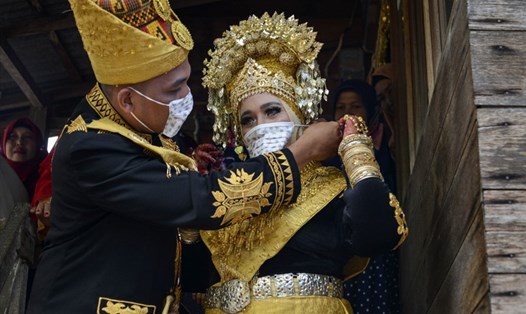Cặp đôi đeo khẩu trang ngăn virus SARS-CoV-2 lây lan trong đám cưới truyền thống tại một ngôi làng ở Lhoknga, Aceh hôm 30.8. Ảnh: AFP.