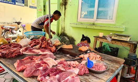 Giá lợn hơi giảm mạnh, nhiều nơi về mức 76.000 đồng/kg, nhưng giá thịt lợn bán ra vẫn cao. Ảnh: Vũ Long
