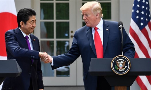 Tổng thống Donald Trump bắt tay Thủ tướng Nhật Bản Abe Shinzo trong cuộc họp báo chung tại Vườn Hồng của Nhà Trắng năm 2018. Ảnh: AFP.