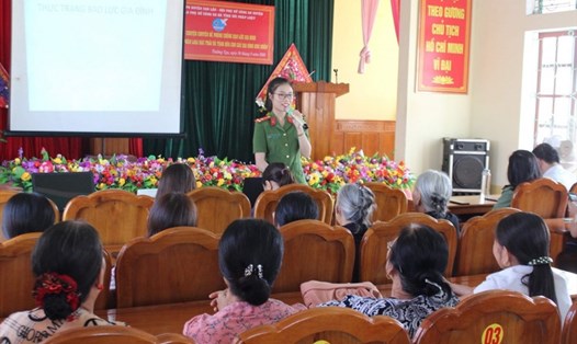 Cán bộ phụ nữ Công an huyện Can Lộc tuyên truyền chống bạo lực gia đình cho chị em phụ nữ xã Thường Nga. Ảnh: Hòa Võ.