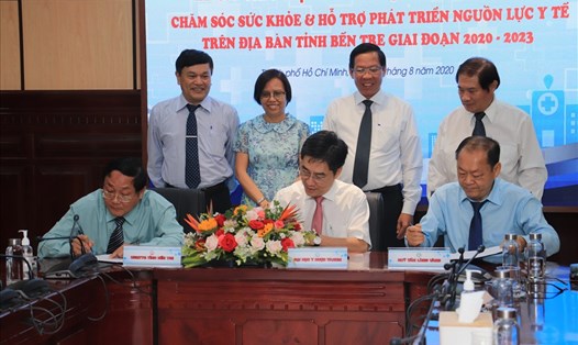 Lễ Ký kết thực hiện Đề án “Chăm sóc sức khỏe và Hỗ trợ phát triển nguồn lực Y tế trên địa bàn tỉnh Bến Tre - giai đoạn 2020-2023”. Ảnh: Minh Khang