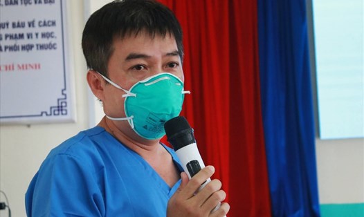 Bác sĩ Trần Thanh Linh – Phó trưởng khoa Hồi sức tích cực, Bệnh viện Chợ Rẫy cho biết, bệnh nhân 416 không còn mắc COVID-19. Ảnh: Thuỳ Trang