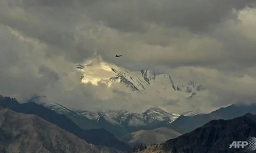Chiến đấu cơ Ấn Độ bay qua Leh, thủ phủ của Ladakh hôm 25.6 sau đụng độ biên giới Trung - Ấn. Ảnh: AFP.