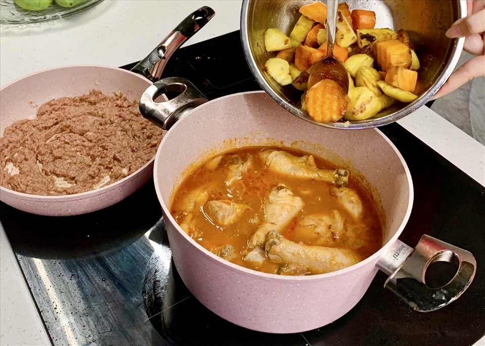 Nên ăn những thực phẩm đã được nấu chín để tránh ngộ độc thực phẩm. Ảnh: Khánh Linh