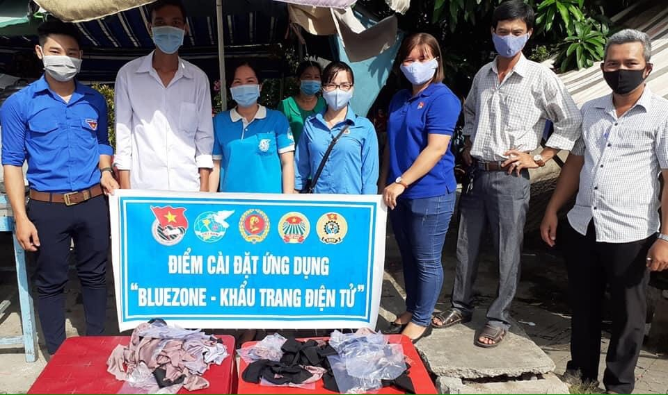 Các cấp Công đoàn An Giang tổ chức tuyên truyền, vận động đoàn viên, CNVCLĐ cài đặt ứng dụng Bluezone. Ảnh: Cẩm Tú