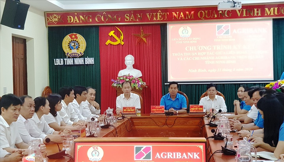 Các đại biểu dự chương trình ký kết hợp tác giữa LĐLĐ tỉnh Ninh Bình và các chi nhánh của Ngân hàng Agribank. Ảnh: NT