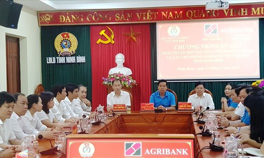 Các đại biểu dự chương trình ký kết hợp tác giữa LĐLĐ tỉnh Ninh Bình và các chi nhánh của Ngân hàng Agribank. Ảnh: NT