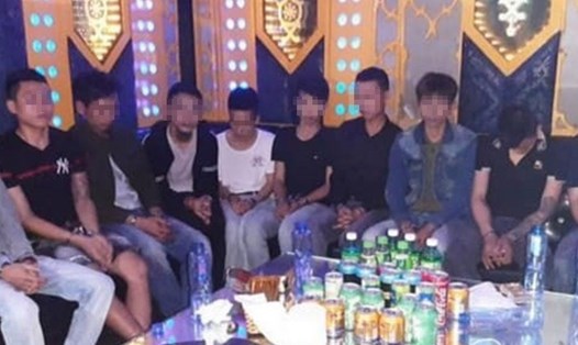 Nhóm thanh niên Nghệ An thuê quán Karaoke để thác loạn ma túy. Ảnh: Hồng Quang