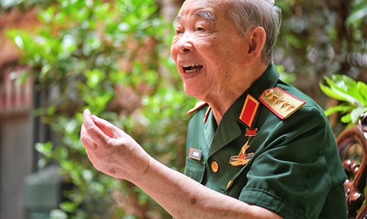 Đại tướng Nguyễn Quyết tuổi đã cao nhưng vẫn minh mẫn và đầy nhiệt huyết.