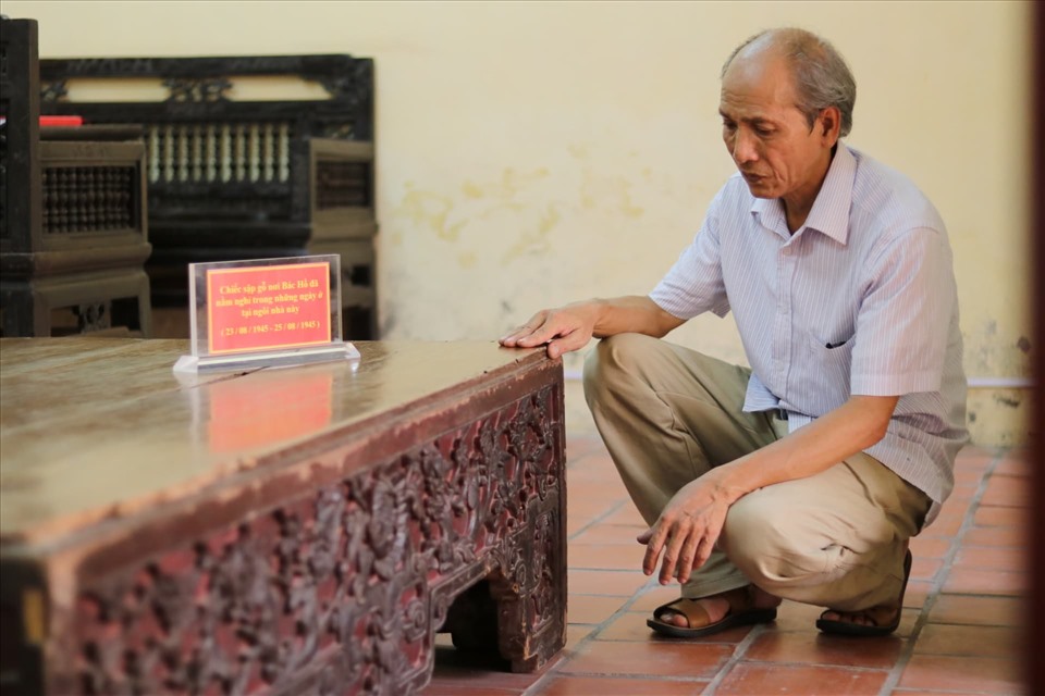 Ông Công Ngọc Dũng (chắt nội của cụ Nguyễn Thị An) giới thiệu chiếc sập 
Bác Hồ từng nằm nghỉ ngơi khi ở tại gia đình. Ảnh: Lan Nhi