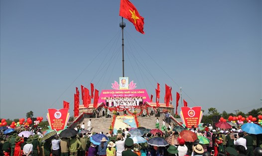 Lễ Thượng cờ Thống nhất non sông ở cột cờ giới tuyến Hiền Lương. Ảnh: Hưng Thơ