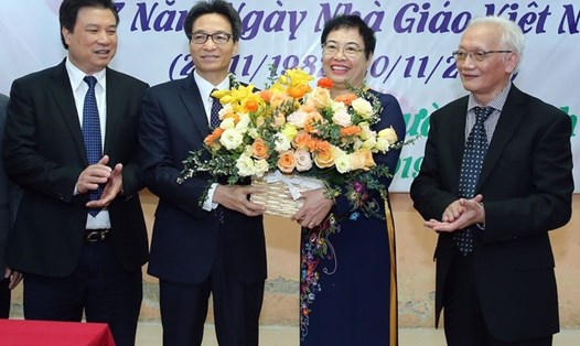 Trong lần về thăm Trường THPT Đinh Tiên Hoàng nhân Ngày Nhà giáo Việt Nam năm 2019, Phó Thủ tướng Vũ Đức Đam đã biểu dương những nỗ lực, sự kiên trì của đội ngũ giáo viên, lãnh đạo nhà trường và cho rằng đây là một mô hình cần được lan toả. Ảnh: VGP