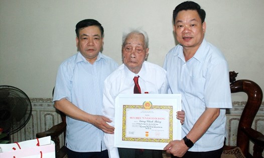 Đồng chí Hoàng Duy Chinh - Phó Bí thư Tỉnh ủy Bắc Kạn (bên phải ảnh) trao tặng Huy hiệu 75 năm tuổi Đảng cho đồng chí Lương Chính Thắng. Ảnh: Duy Khánh