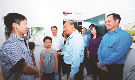 Thủ tướng Nguyễn Xuân Phúc và Chủ tịch Tổng LĐLĐVN Nguyễn Đình Khang thăm một gia đình công nhân tỉnh Bắc Ninh năm 2019. Ảnh: Hải Nguyễn