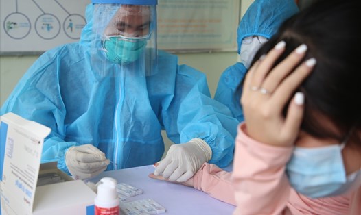 Test nhanh SARS-CoV-2 tại Trạm Y tế phường 1, TP.Đông Hà, tỉnh Quảng Trị. Ảnh: Hưng Thơ.