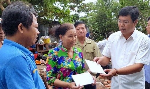 Lãnh đạo tỉnh Cà Mau thăm hỏi động viên gia đình có nhà bị sập (ảnh Nhật Hồ)