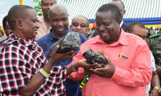 Ông Laizer cầm trên tay 2 khối đá quý Tanzanite bán được triệu đô hồi tháng 6. Ảnh: Tanzania Ministry of Minerals