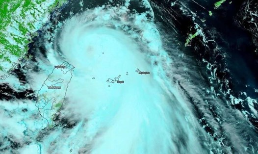 Ảnh vệ tinh của NASA về mắt bão Hagupit và đuôi bão khổng lồ xung quanh. Ảnh: NASA-NOAA.