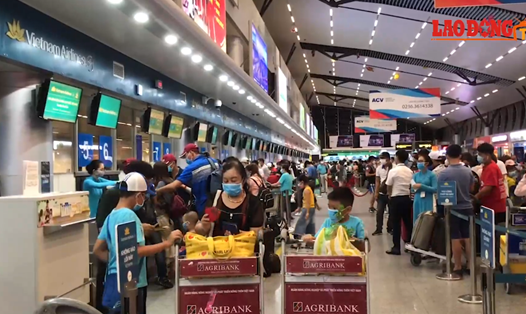 Du khách đang làm thủ tục tại sân bay Đà Nẵng. Ảnh: Mai Hương
