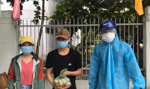 Tình nguyện viên phát thực phẩm thiết yếu đến tận tay sinh viên ở Đà Nẵng. Ảnh: NV