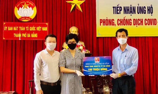 Đại diện Công ty Kane - M hỗ trợ thành phố Đà Nẵng 100 triệu đồng chống dịch.