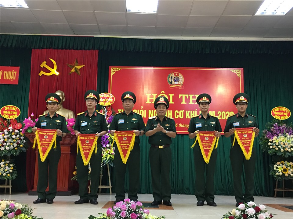 Thiếu tướng Trần Minh Đức - Chủ nhiệm Tổng cục Kỹ thuật (thứ 3 từ phải sang) - trao cờ lưu niệm cho các đơn vị dự thi Hội thi Thợ giỏi ngành cơ khí Tổng cục Kỹ thuật năm 2020. Ảnh: Hải Anh