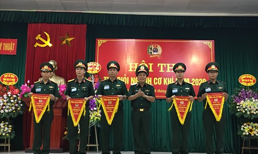 Thiếu tướng Trần Minh Đức - Chủ nhiệm Tổng cục Kỹ thuật (thứ 3 từ phải sang) - trao cờ lưu niệm cho các đơn vị dự thi Hội thi Thợ giỏi ngành cơ khí Tổng cục Kỹ thuật năm 2020. Ảnh: Hải Anh