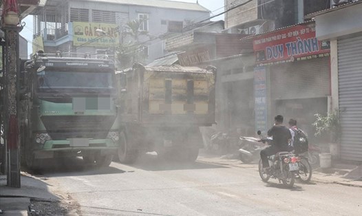 Nhiều con đường ở Hà Nội bị xe quá tải gây bụi mờ, ổ gà... Ảnh: Thái Hà