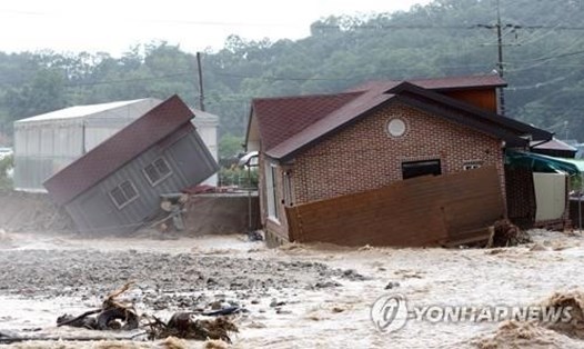 Nhà cửa hư hại do mưa lớn ở Chungju, tỉnh Bắc Chungcheong ngày 2.8. Ảnh: Yonhap