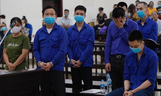 Bị cáo Lê Văn Quang (thứ hai từ trái qua) cùng các bị cáo tại phiên tòa sơ thẩm. Ảnh: Việt Dũng.