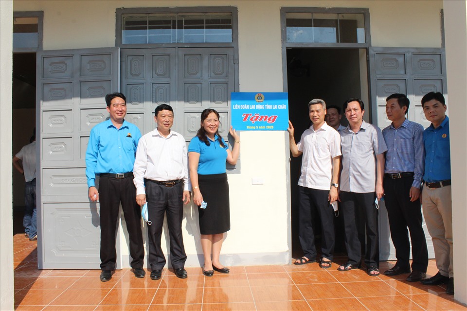 Lãnh đạo LĐLĐ tỉnh, Sở Y tế, huyện Nậm Nhùn bàn giao nhà công vụ cho đoàn viên, CNVCLĐ Trung tâm Y tế huyện Nậm Nhùn. Ảnh: Thu Minh