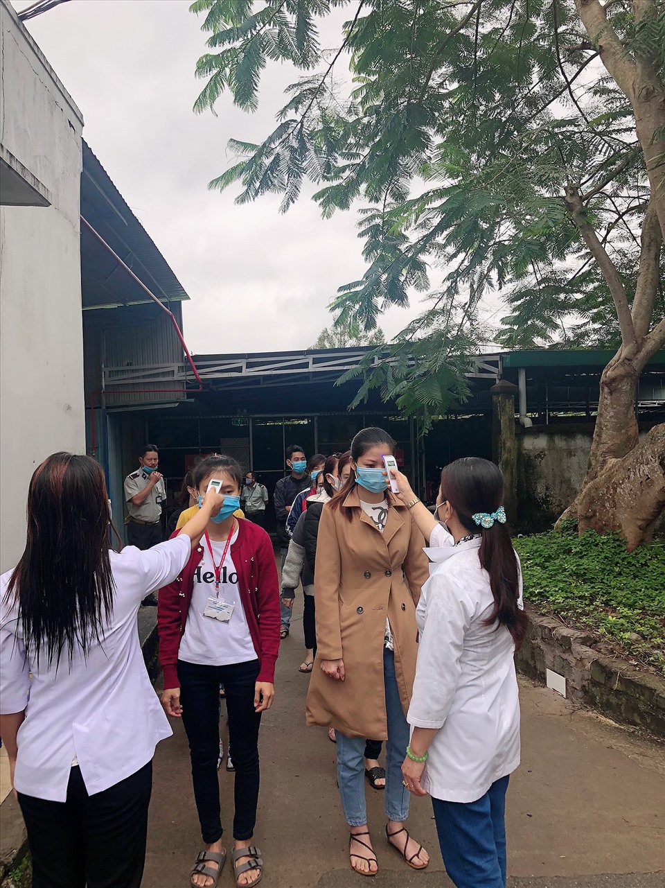 Kiểm tra thân nhiệt cho người lao động trước khi vào làm việc