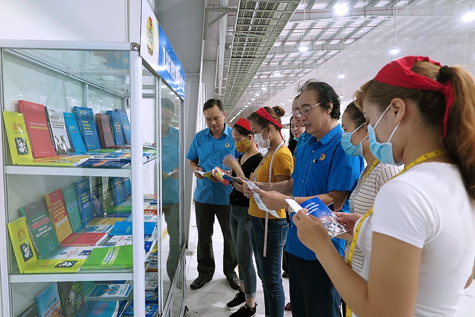 Hệ thống tủ sách pháp luật tuyên truyền về an toàn lao động của góc bảo hộ lao động. Ảnh: Hoàng Tuấn.