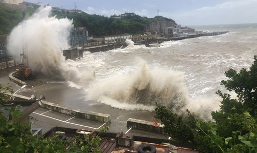 Bão Hagupit gây sóng lớn ở Chiết Giang ngày 4.8. Ảnh: China Daily