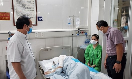 Phó Chủ tịch UBND Thành phố Hà Nội Nguyễn Thế Hùng (trái) thăm hỏi nạn nhân đang được điều trị tại bệnh viện. Ảnh: Ngọc Hải
