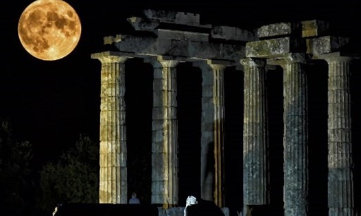 Hình ảnh trăng cá tầm xuất hiện ở Hy Lạp. Ảnh: AFP