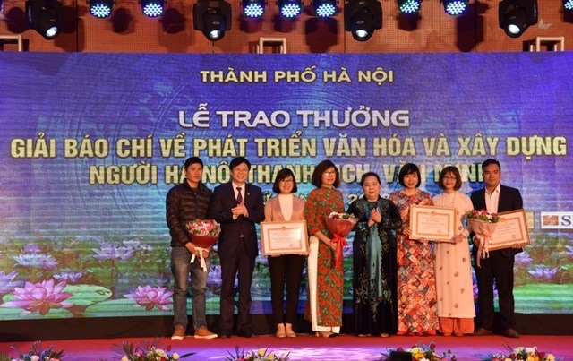 Lễ trao Giải Báo chí về phát triển văn hóa và xây dựng người Hà Nội thanh lịch, văn minh lần thứ I - năm 2018. Ảnh: hoinhabaovietnam.vn