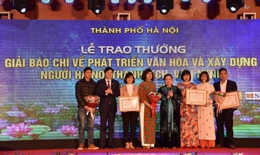 Lễ trao Giải Báo chí về phát triển văn hóa và xây dựng người Hà Nội thanh lịch, văn minh lần thứ I - năm 2018. Ảnh: hoinhabaovietnam.vn