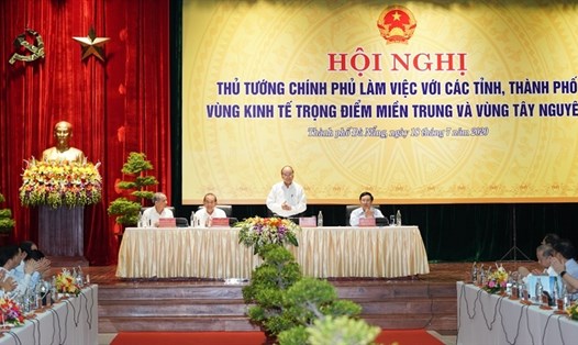 Thủ tướng Chính phủ Nguyễn Xuân Phúc làm việc với các tỉnh thành phố vùng kinh tế trọng điểm miền Trung và Tây Nguyên. Ảnh Phan Thanh