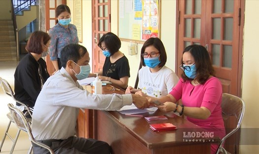 Người lao động tại Hà Nội nhận hỗ trợ ảnh hưởng dịch COVID-19. Ảnh: Giang Thư