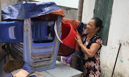 Chiếc xe hàng bán nước là thứ duy nhất giúp bà Nguyễn Thị Hoài kiếm ra tiền phụ các con trang trải cuộc sống ở đất Hà Thành. Ảnh: Trang Hân