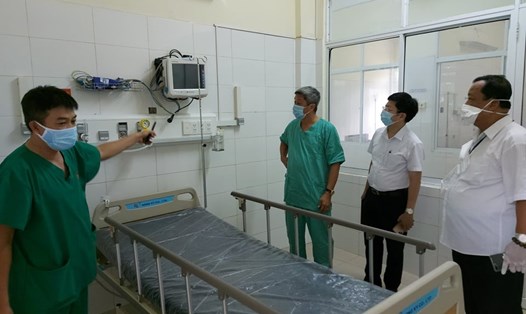 Thứ trưởng Bộ Y tế Nguyễn Trường Sơn kiểm tra công tác lắp đặt phòng ICU tại Bệnh viện Phổi Đà Nẵng ngày 4.8. Ảnh: Anh Văn.