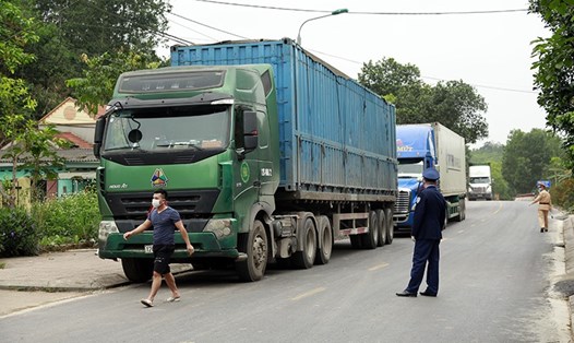 Lực lượng chức năng tỉnh Quảng Ninh kiểm soát chặt chẽ người và xe qua lại giữa Tiên Yên và Đình Lập. Ảnh: CTV