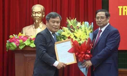 Ông Vũ Đại Thắng (bên trái) nhận quyết định Bí thư Tỉnh ủy Quảng Bình. Ảnh: Lê Phi Long
