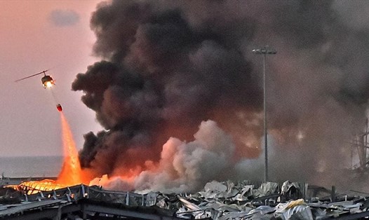 Trực thăng dập lửa tại hiện trường vụ nổ ở cảng thủ đô Beirut của Lebanon. Ảnh: AFP.