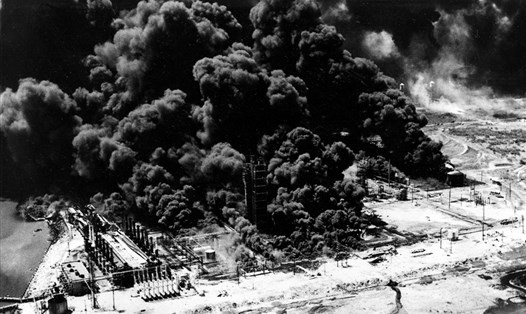 Những cột khói đen bốc lên từ công ty hóa chất Monsanto sau khi tàu chở amoni nitrat phát nổ ở cảng gần đó tại Texas City, bang Texas, Mỹ hôm 16.4.1947. Ảnh: AP.