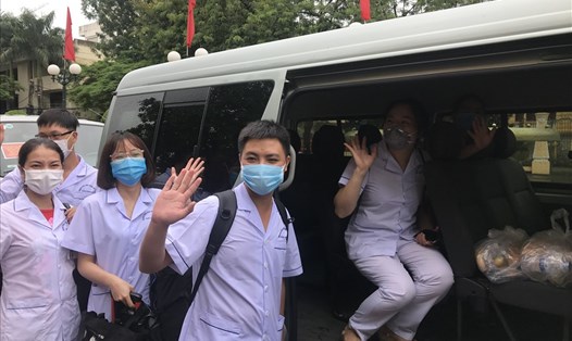 33 bác sĩ, điều dưỡng lên đường chi viện cho Đà Nẵng chống dịch COVID-19. Ảnh Mai Dung