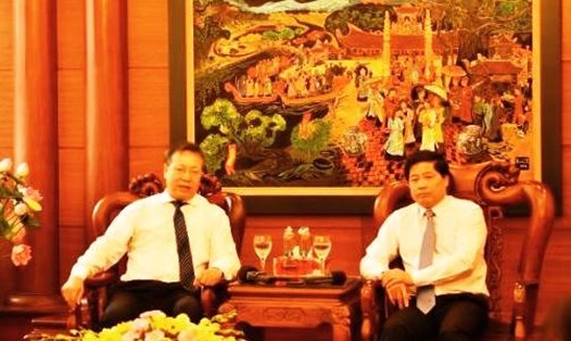 Tham tán Thương mại Trung Quốc tại Việt Nam - ông Hồ Tỏa Cẩm và Thứ trưởng Bộ NNPTNT Lê Quốc Doanh tại buổi làm việc. Ảnh: Khương Lực