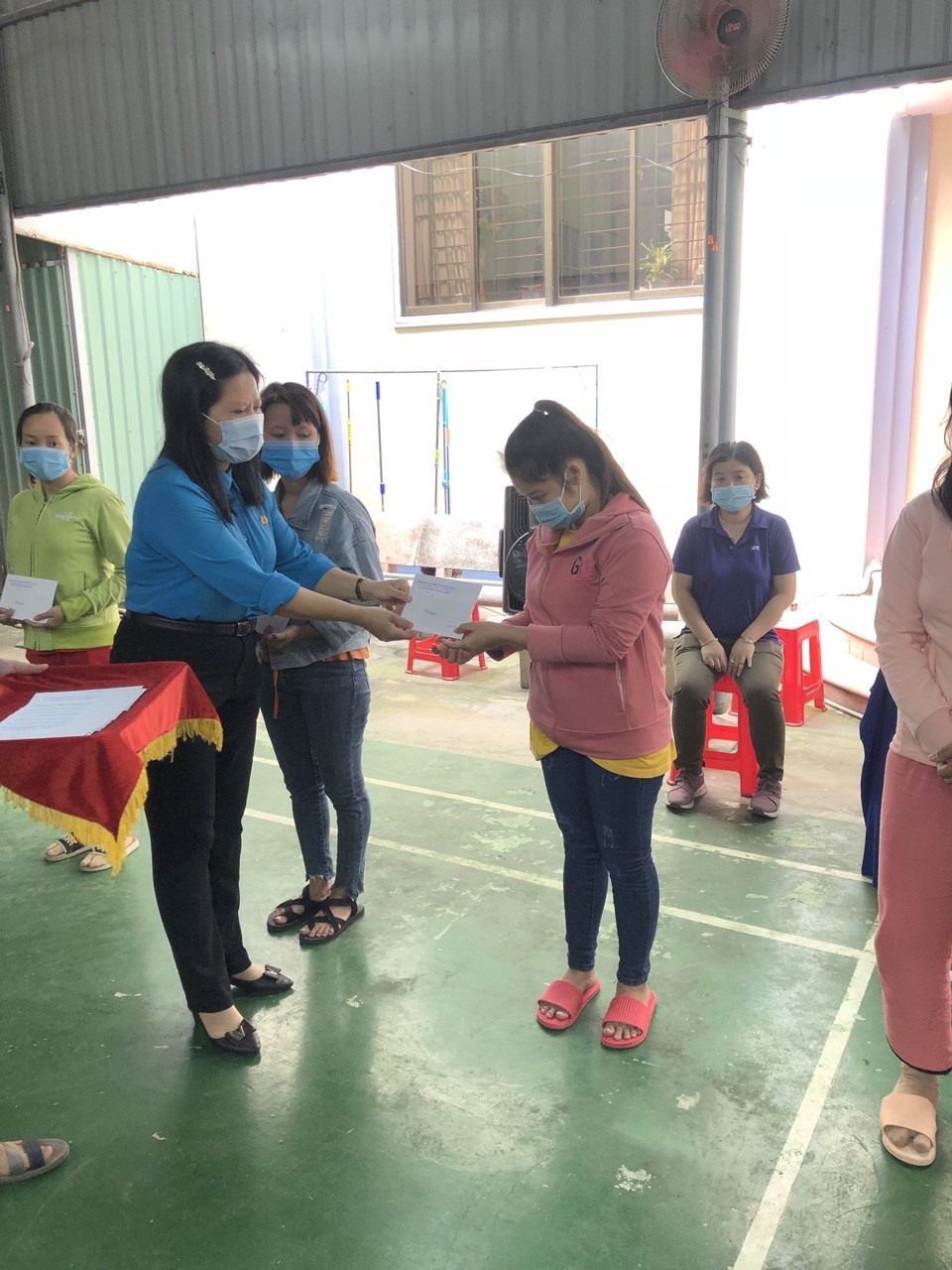 Trao trợ cấp khó khăn cho người lao động. Ảnh: K.Q