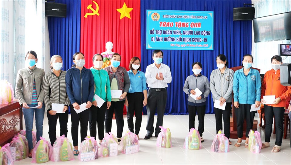 Trao quà cho đoàn viên, CNVCLĐ khó khăn. Ảnh: K.Q